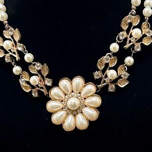 Floral Bib Necklace Women's One Size Faux Pearl Beads High Fashion Jewelry